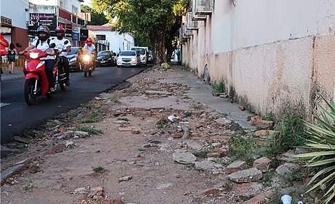 Calçada em delegacia de polícia, centro de Teresin